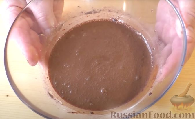 Фото приготовления рецепта: Дрожжевые булочки с заварным шоколадным кремом (на сковороде) - шаг №7