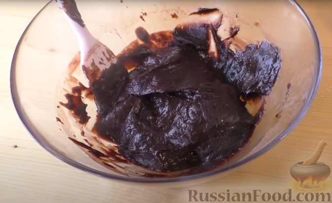 Фото приготовления рецепта: Дрожжевые булочки с заварным шоколадным кремом (на сковороде) - шаг №8