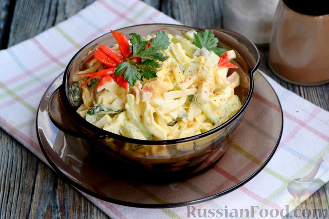 Фото к рецепту: Салат с крабовыми палочками, огурцом, сулугуни и яйцами