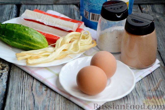 Фото приготовления рецепта: Салат с крабовыми палочками, огурцом, сулугуни и яйцами - шаг №1
