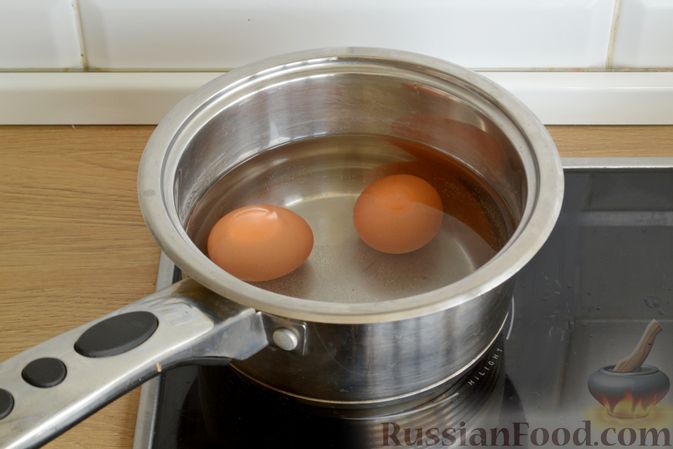 Фото приготовления рецепта: Салат с крабовыми палочками, огурцом, сулугуни и яйцами - шаг №2