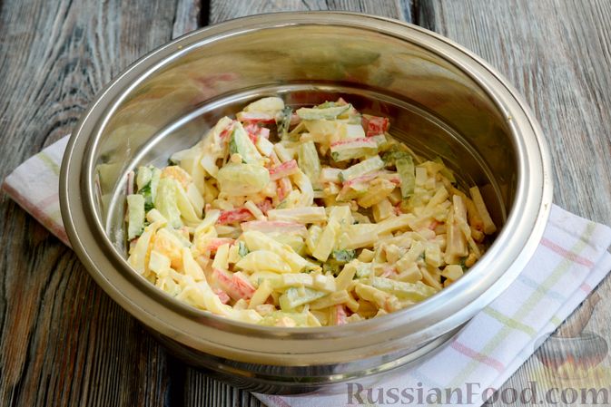 Фото приготовления рецепта: Салат с крабовыми палочками, огурцом, сулугуни и яйцами - шаг №9