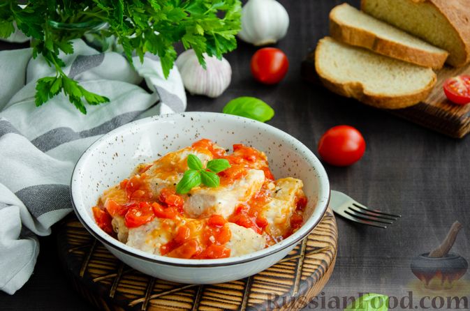 Фото к рецепту: Жареная рыба в томатном соусе со сладким перцем и чесноком