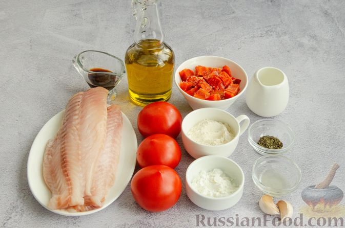 Фото приготовления рецепта: Жареная рыба в томатном соусе со сладким перцем и чесноком - шаг №1