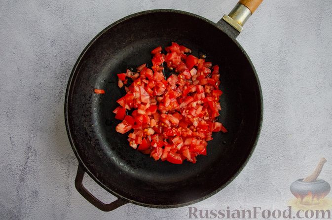Фото приготовления рецепта: Жареная рыба в томатном соусе со сладким перцем и чесноком - шаг №6