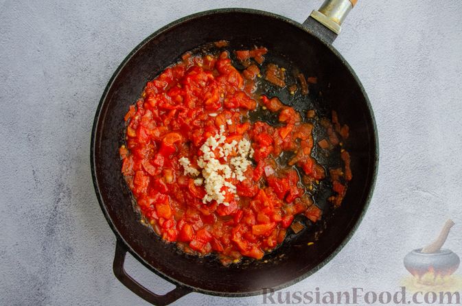 Фото приготовления рецепта: Жареная рыба в томатном соусе со сладким перцем и чесноком - шаг №9