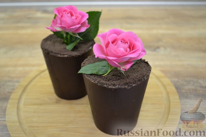 Фото приготовления рецепта: Десерт "Цветок в горшке" из шоколадного печенья и сырного крема - шаг №8