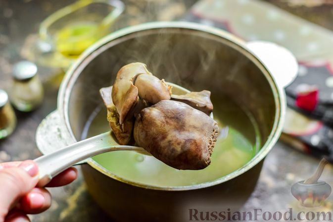 Фото приготовления рецепта: Макароны с куриной печенью - шаг №4