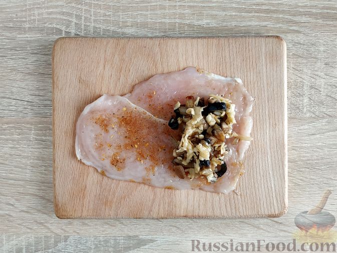 Фото приготовления рецепта: Куриные рулетики с грибами, маслинами и сыром (в духовке) - шаг №14