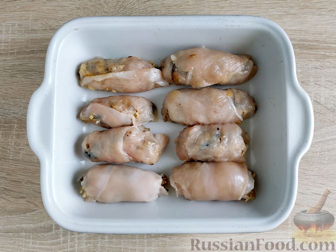 Фото приготовления рецепта: Куриные рулетики с грибами, маслинами и сыром (в духовке) - шаг №16