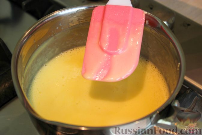 Фото приготовления рецепта: Творожно-сливочный десерт с ягодами - шаг №5