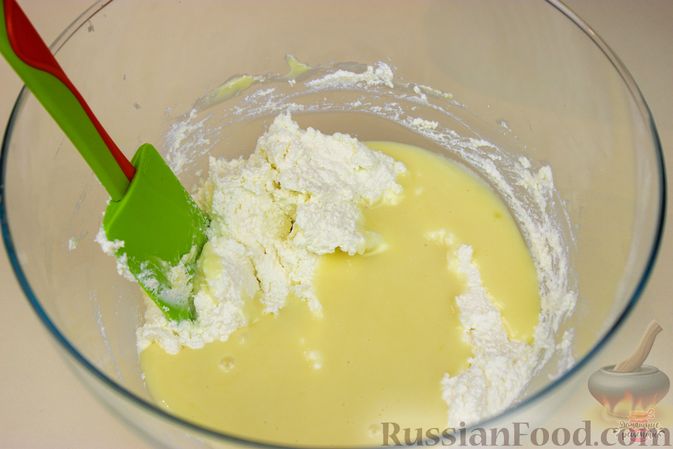 Фото приготовления рецепта: Творожно-сливочный десерт с ягодами - шаг №7