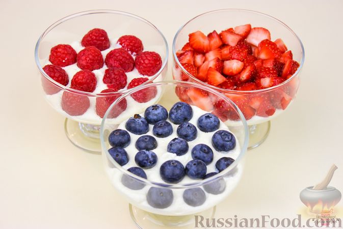 Фото приготовления рецепта: Творожно-сливочный десерт с ягодами - шаг №8