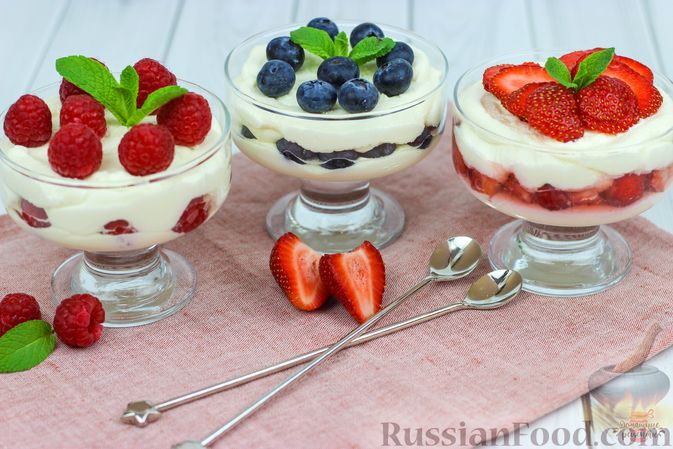 Фото приготовления рецепта: Творожно-сливочный десерт с ягодами - шаг №10