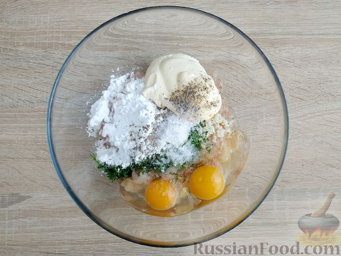 Фото приготовления рецепта: Рубленые куриные котлеты, запечённые с ананасом и сыром - шаг №5