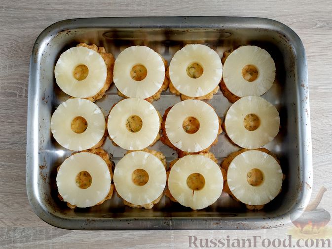 Фото приготовления рецепта: Рубленые куриные котлеты, запечённые с ананасом и сыром - шаг №11