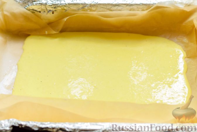Фото приготовления рецепта: Рулет из омлета, запечённого с куриным фаршем, сыром и болгарским перцем - шаг №9