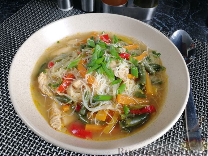 Фото к рецепту: Суп с курицей, фунчозой и овощами