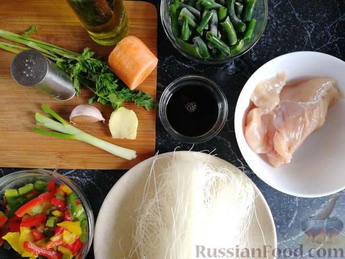 Фото приготовления рецепта: Суп с курицей, фунчозой и овощами - шаг №1