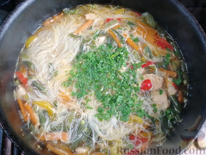 Фото приготовления рецепта: Суп с курицей, фунчозой и овощами - шаг №12