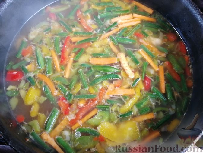 Фото приготовления рецепта: Суп с курицей, фунчозой и овощами - шаг №9