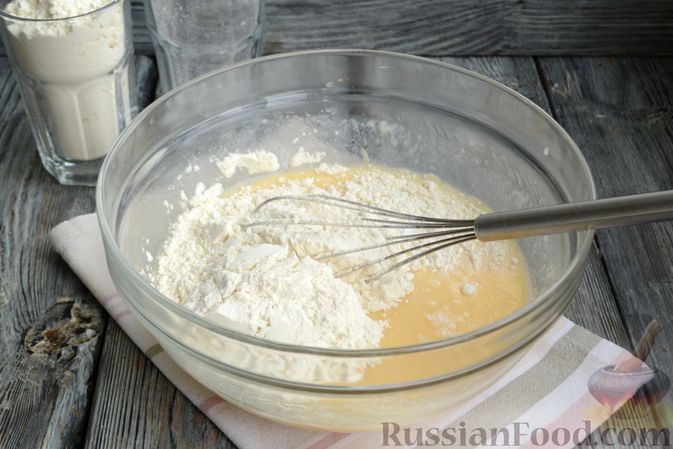 Фото приготовления рецепта: Пирог на йогурте, с заварным кремом - шаг №9