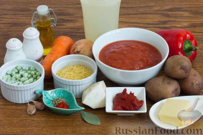 Фото приготовления рецепта: Томатный суп с овощами, зелёным горошком и вермишелью - шаг №1