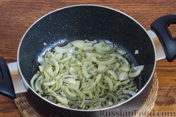 Фото приготовления рецепта: Томатный суп с овощами, зелёным горошком и вермишелью - шаг №2