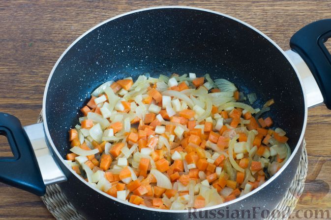 Фото приготовления рецепта: Томатный суп с овощами, зелёным горошком и вермишелью - шаг №4