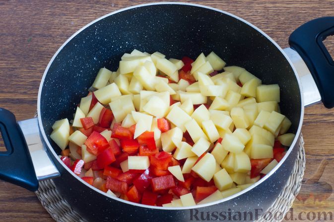 Фото приготовления рецепта: Томатный суп с овощами, зелёным горошком и вермишелью - шаг №6