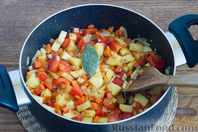 Фото приготовления рецепта: Томатный суп с овощами, зелёным горошком и вермишелью - шаг №7