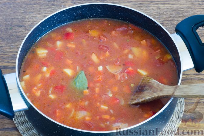 Фото приготовления рецепта: Томатный суп с овощами, зелёным горошком и вермишелью - шаг №9