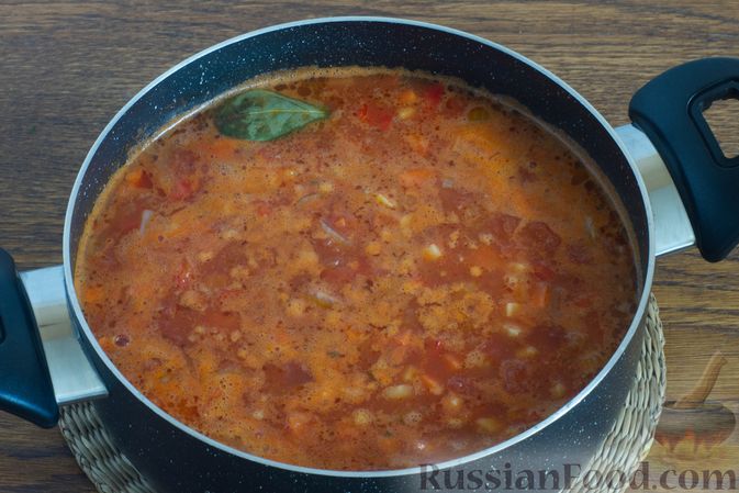 Фото приготовления рецепта: Томатный суп с овощами, зелёным горошком и вермишелью - шаг №10