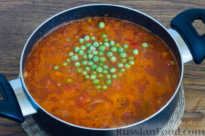 Фото приготовления рецепта: Томатный суп с овощами, зелёным горошком и вермишелью - шаг №12