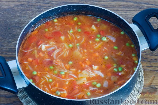 Фото приготовления рецепта: Томатный суп с овощами, зелёным горошком и вермишелью - шаг №13