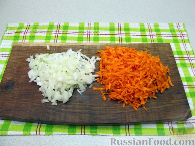 Фото приготовления рецепта: Рис с курицей, морковью и луком (на сковороде) - шаг №5