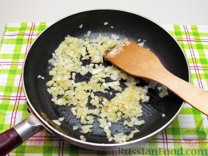 Фото приготовления рецепта: Рис с курицей, морковью и луком (на сковороде) - шаг №6