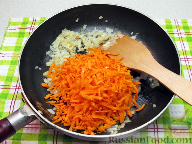Фото приготовления рецепта: Рис с курицей, морковью и луком (на сковороде) - шаг №7