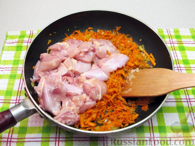 Фото приготовления рецепта: Рис с курицей, морковью и луком (на сковороде) - шаг №10
