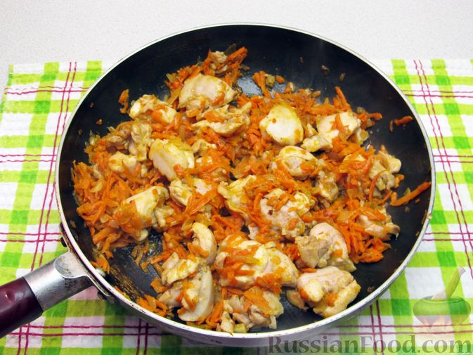Фото приготовления рецепта: Рис с курицей, морковью и луком (на сковороде) - шаг №11