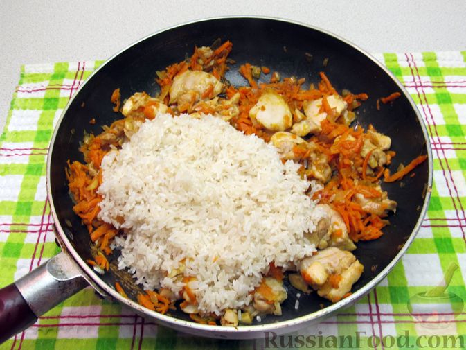 Фото приготовления рецепта: Рис с курицей, морковью и луком (на сковороде) - шаг №12