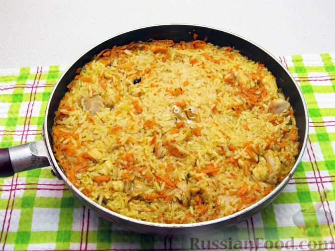 Фото приготовления рецепта: Рис с курицей, морковью и луком (на сковороде) - шаг №16