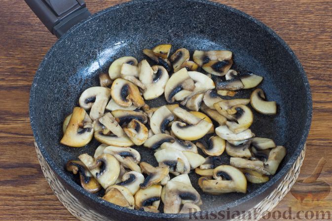 Фото приготовления рецепта: Суп со стручковой фасолью и грибами - шаг №7