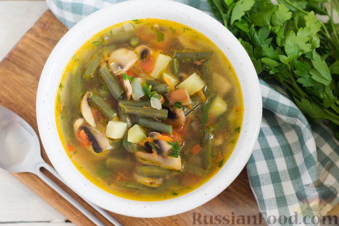 Фото приготовления рецепта: Суп со стручковой фасолью и грибами - шаг №10