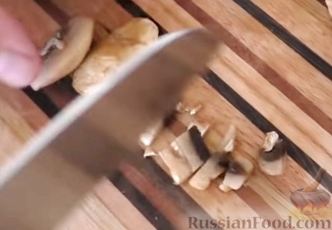 Фото приготовления рецепта: "Колбаса" из крошек с кусочками грибов и курицы - шаг №13