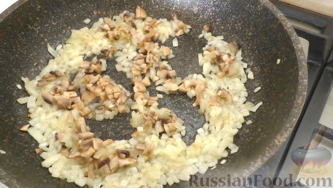 Фото приготовления рецепта: "Колбаса" из крошек с кусочками грибов и курицы - шаг №15