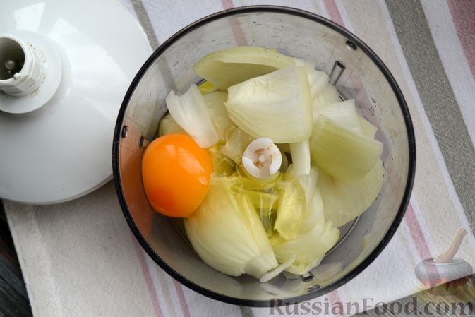 Фото приготовления рецепта: Говяжьи котлеты, запечённые в томатном соусе, с сыром - шаг №3