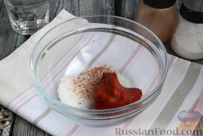 Фото приготовления рецепта: Говяжьи котлеты, запечённые в томатном соусе, с сыром - шаг №8
