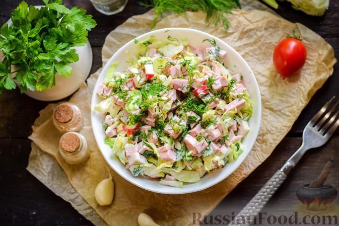 Фото к рецепту: Салат из крабовых палочек с колбасой и капустой