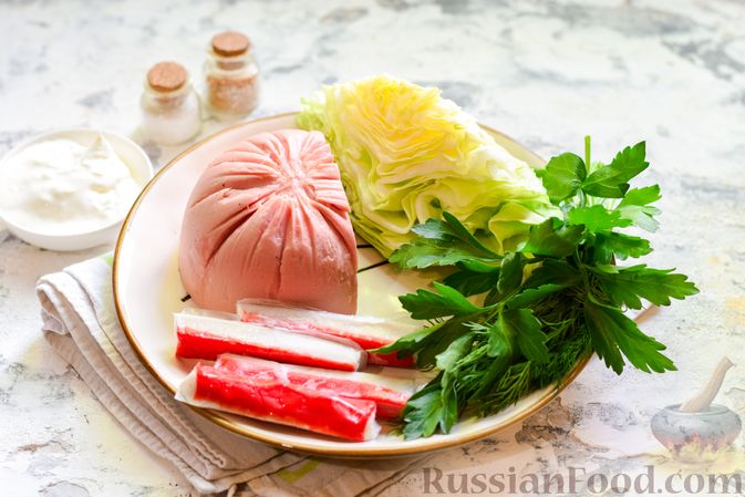Фото приготовления рецепта: Салат из крабовых палочек с колбасой и капустой - шаг №1